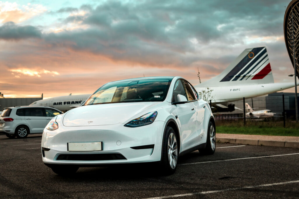 vtc toulouse - tesla garée pour le transfert aéroport