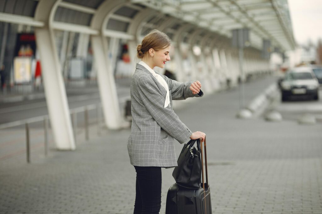 Femme qui attend un taxi à l'aéroport son vtc toulouse