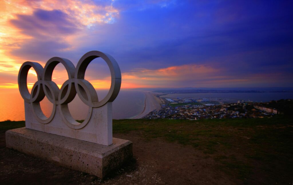 Logo en pierre des jeux olympiques, prise en charge du vtc toulouse pour les jeux olympiques